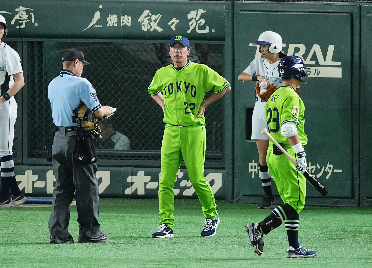 巨人対ヤクルト　8回裏ヤクルト2死三塁、代打青木（右）が空振り三振に倒れ交代を告げる高津監督（中央）(撮影・垰建太）
