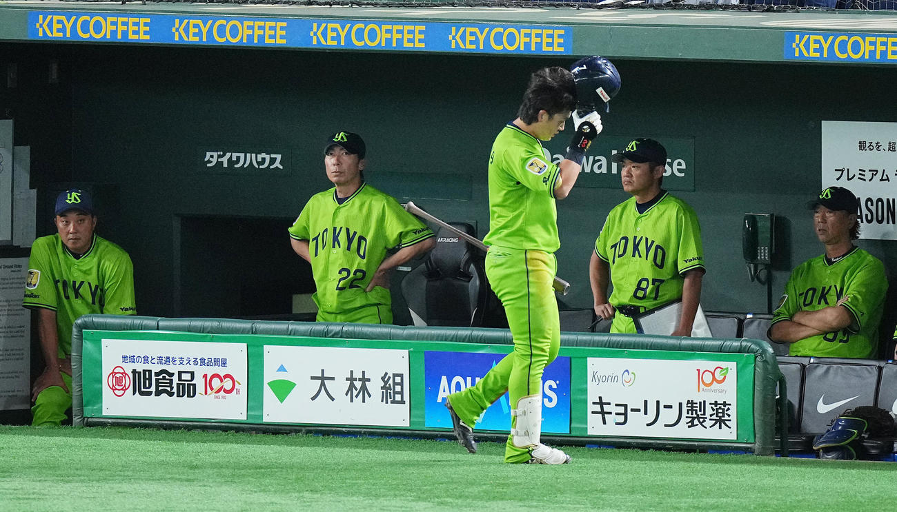 巨人対ヤクルト　11回表ヤクルト無死一、二塁、二ゴロ併殺に倒れた長岡（手前）を横目にさえない高津監督（左から2人目）ら(撮影・垰建太）