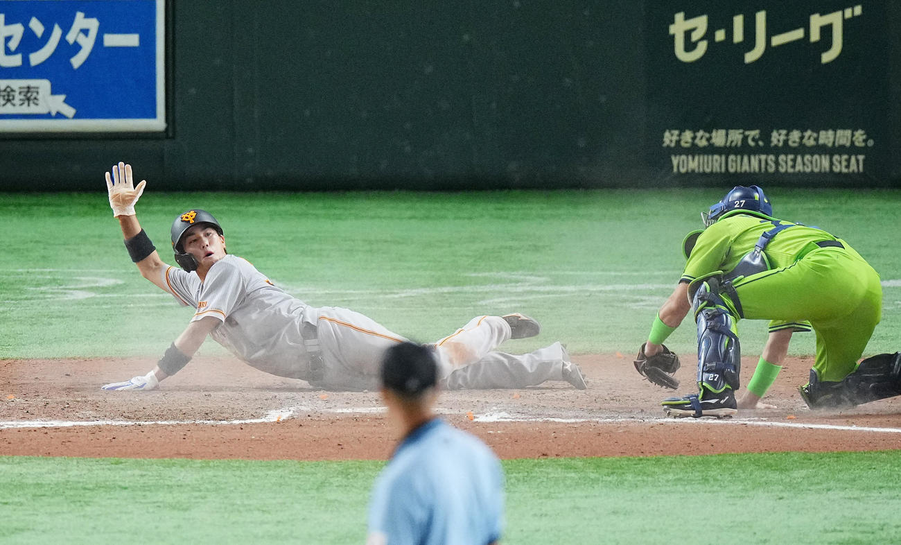 巨人対ヤクルト　11回裏巨人2死一塁、梶谷の投手強襲打から相手守備陣の隙をついて一気に生還する門脇（中央）(撮影・垰建太）