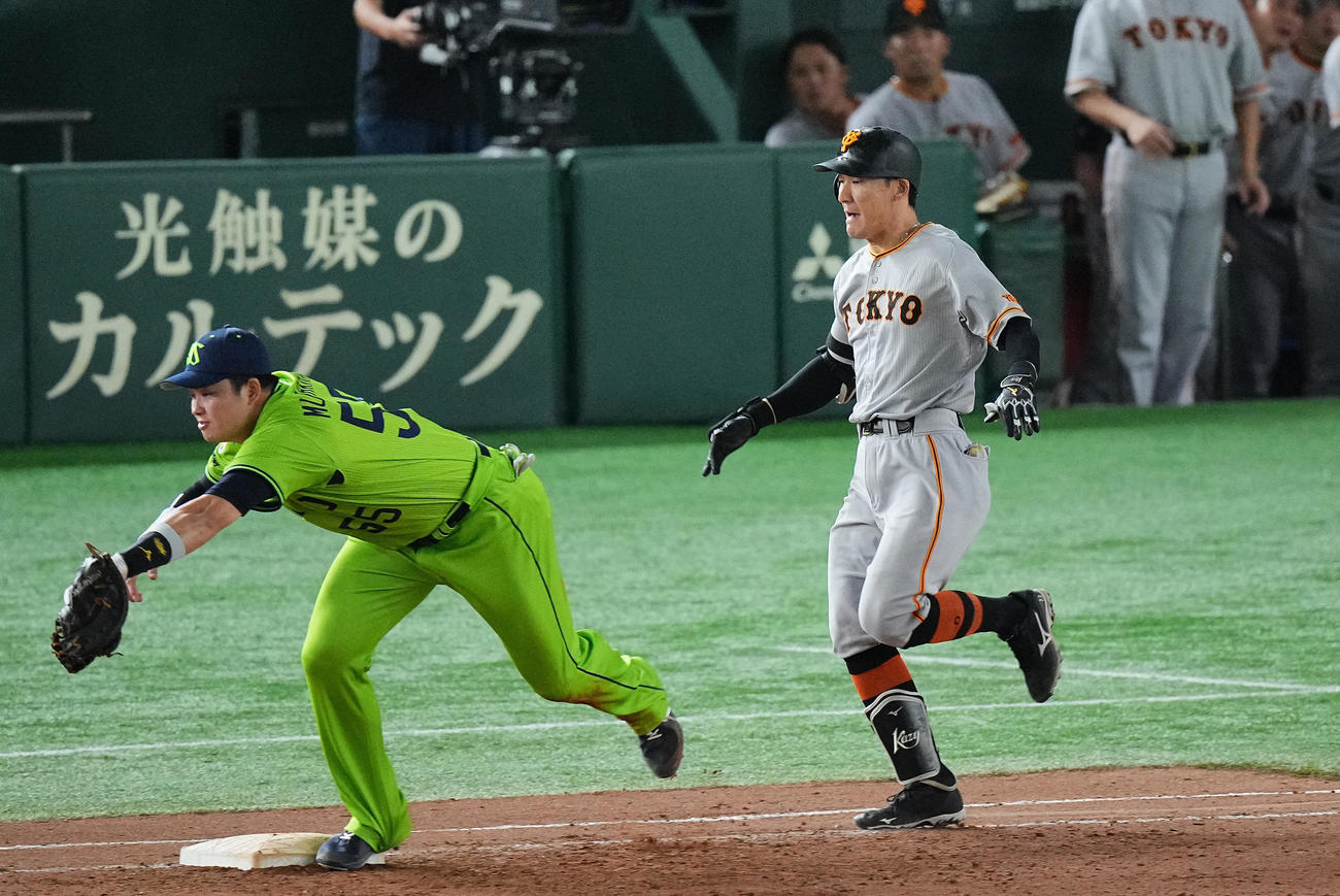 巨人対ヤクルト　11回裏巨人2死一塁、梶谷（右）の打球を阪口が一塁悪送球でサヨナラ勝ちとなる。一塁手村上(撮影・垰建太）
