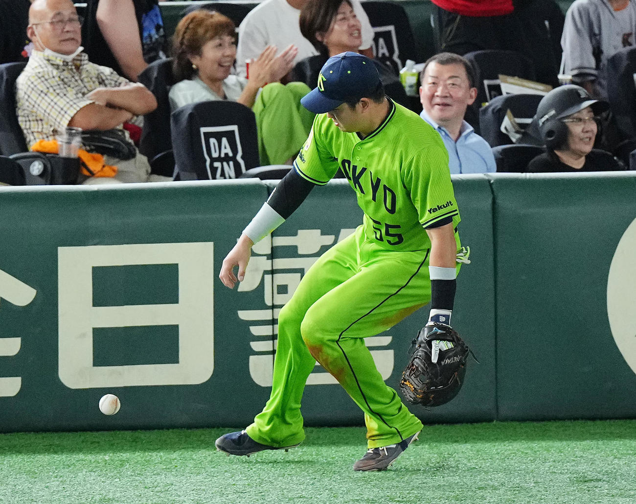 巨人対ヤクルト　11回裏巨人2死一塁、阪口の一塁悪送球でボールを追いかける村上(撮影・垰建太）
