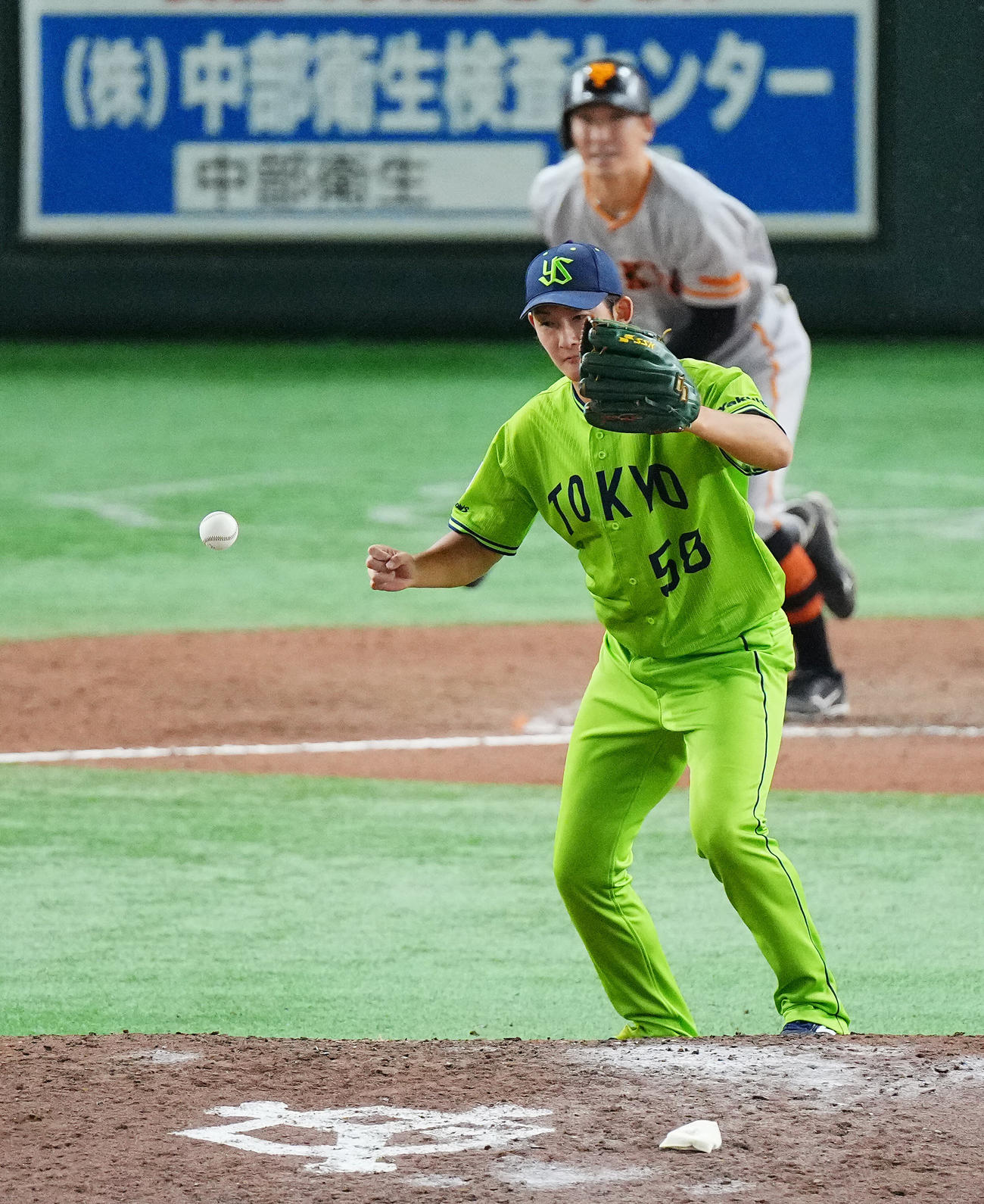 巨人対ヤクルト　11回裏巨人2死一塁、梶谷の投手強襲打をはじく阪口(撮影・垰建太）