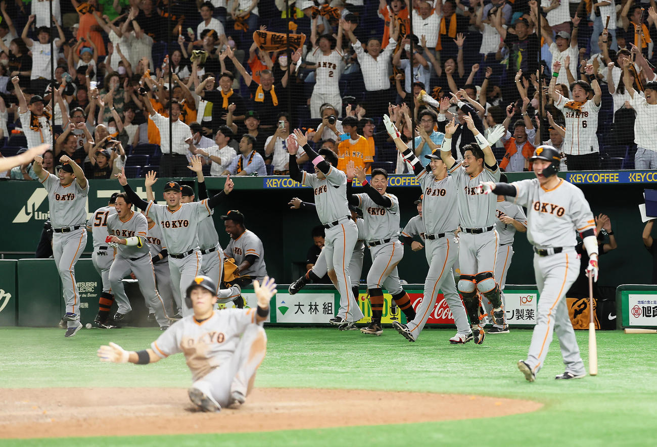 巨人対ヤクルト　サヨナラ勝ちし喜ぶ巨人の選手ら。手前は門脇（撮影・足立雅史）
