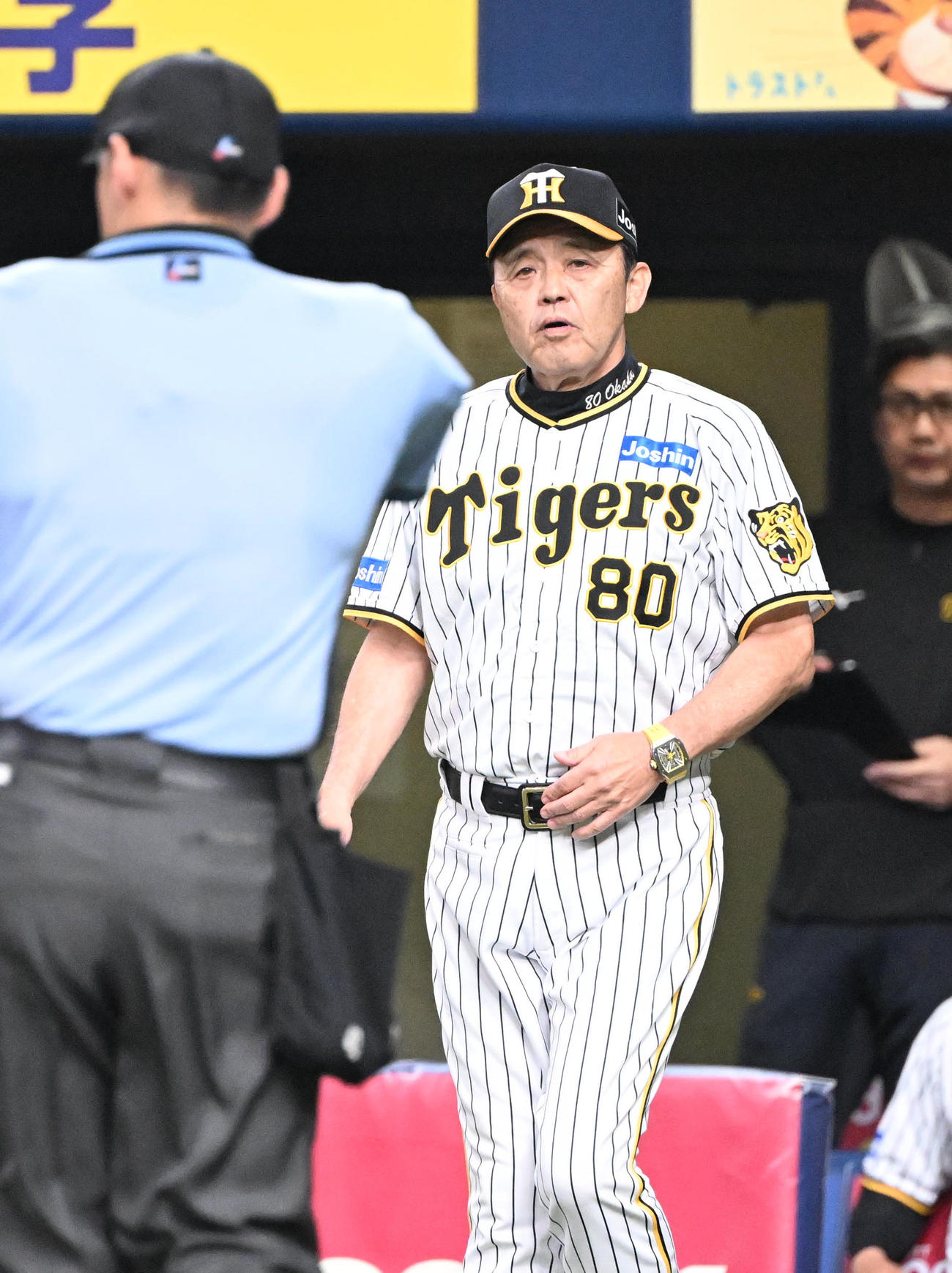 阪神対中日　7回、投手交代を告げる阪神岡田監督（撮影・和賀正仁）