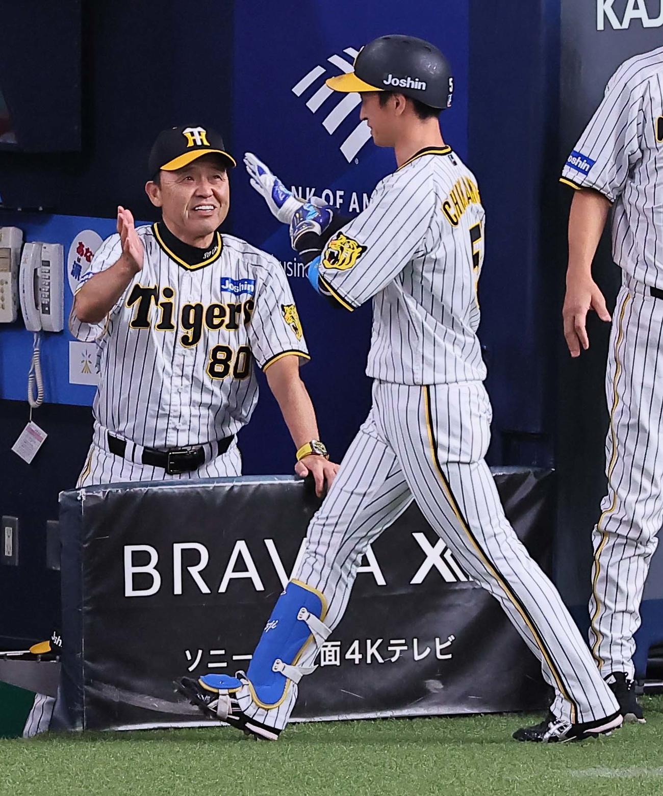 阪神対中日　6回裏阪神無死、岡田監督（左）は右越え本塁打を放った近本を笑顔で迎える（撮影・上田博志）
