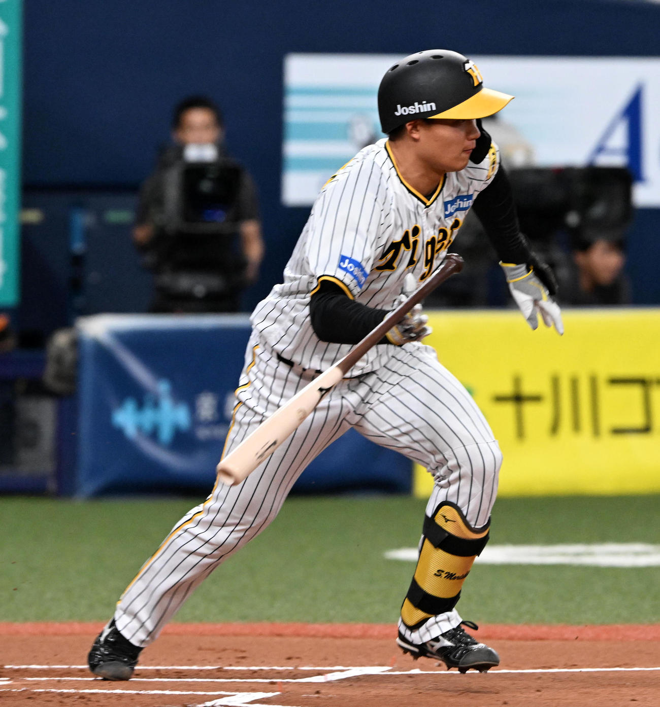 阪神対中日　1回裏阪神2死、森下は中前打を放つ（撮影・前岡正明）
