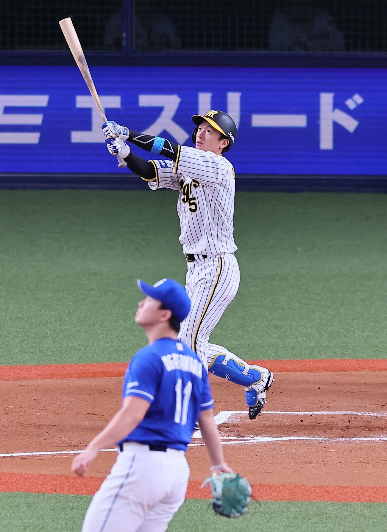 阪神対中日　6回裏阪神無死、近本は右越えソロ本塁打を放つ（撮影・上田博志）