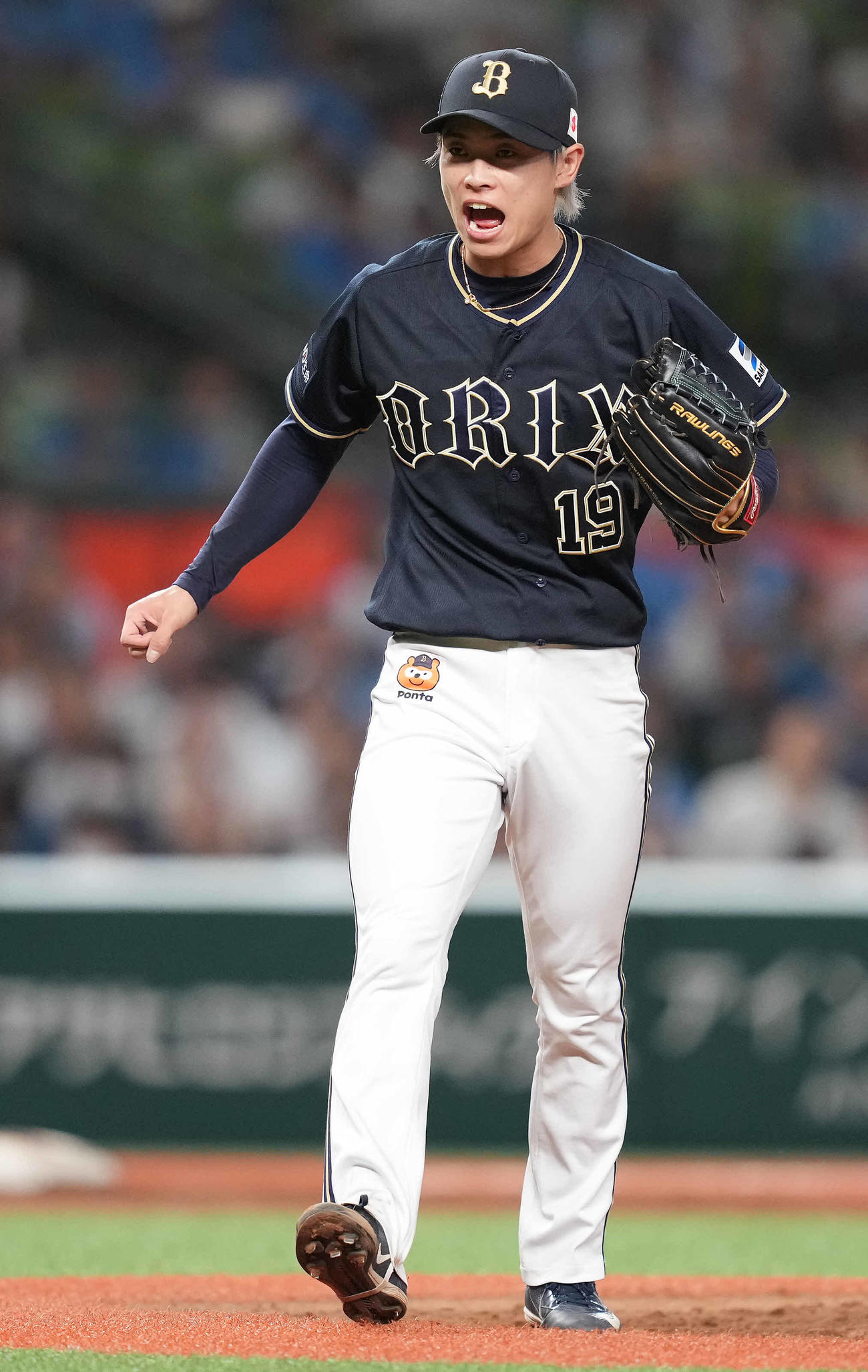 西武対オリックス　8回裏西武2死、ペイトンを空振り三振に仕留めガッツポーズする山岡（撮影・鈴木みどり）