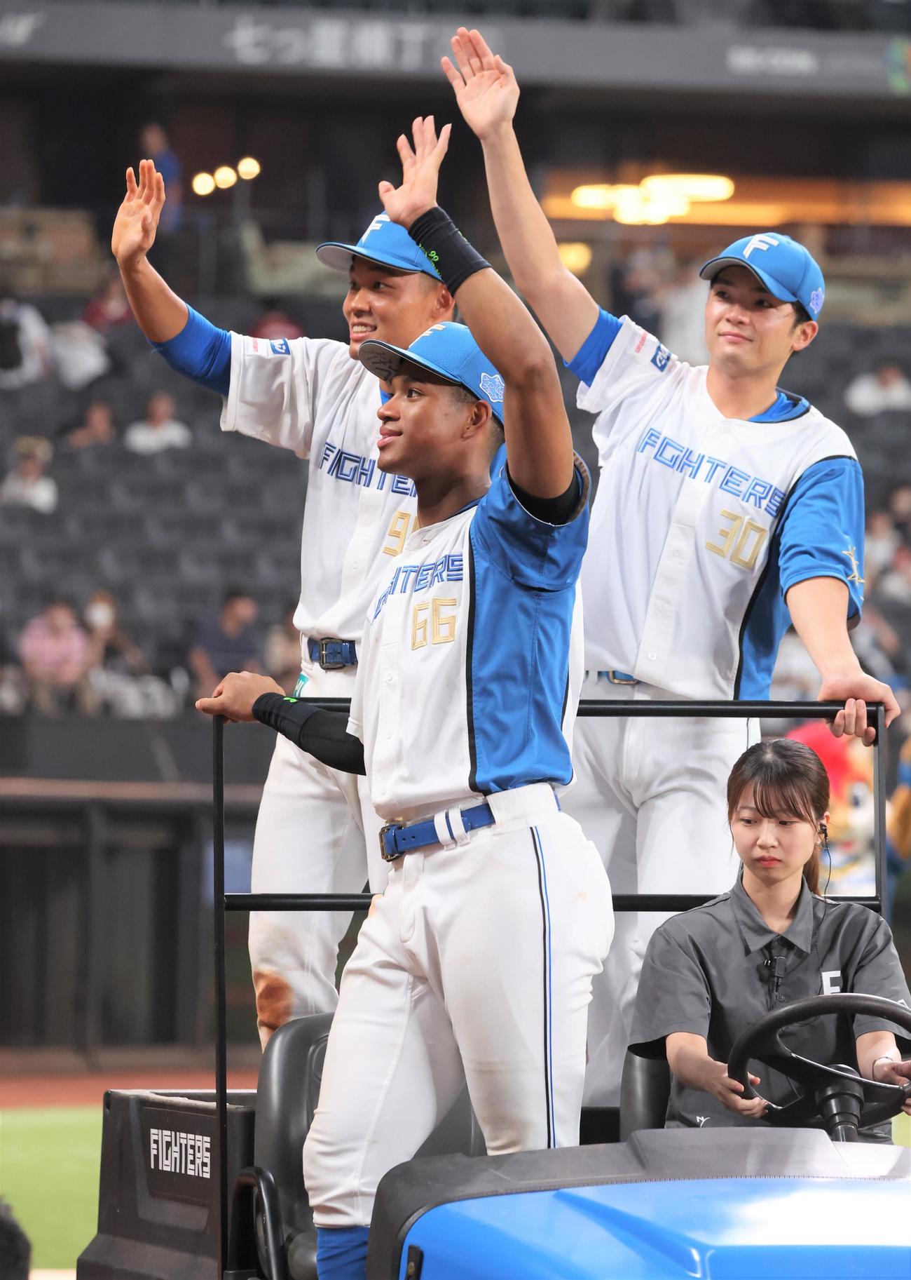 日本ハム対楽天　試合後、スタンドに手を振る左から王柏融、万波、郡司（撮影・黒川智章）