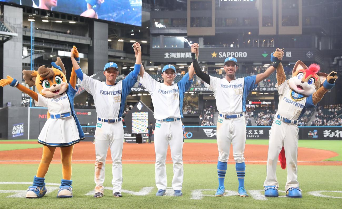 日本ハム対楽天　試合後、笑顔の左から王柏融、郡司、万波（撮影・黒川智章）