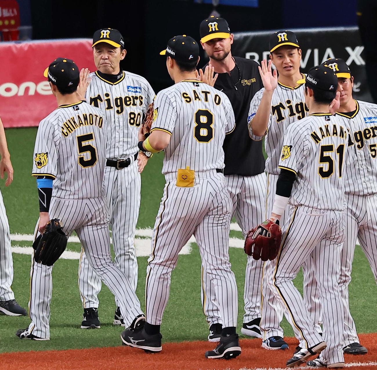 阪神対中日　今季の京セラドーム大阪での全勝を決めた岡田監督（左から2人目）は、左から近本、佐藤輝らを迎える。右から3人目は9勝目をあげた大竹（撮影・上田博志）
