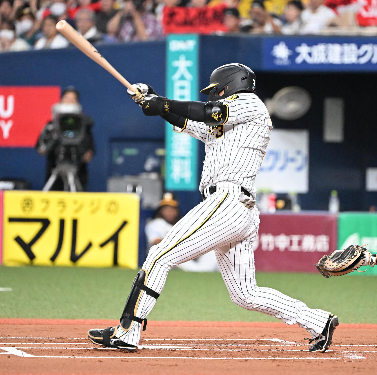 阪神対中日　1回裏阪神2死一塁、、右前打を放つ大山（撮影・和賀正仁）