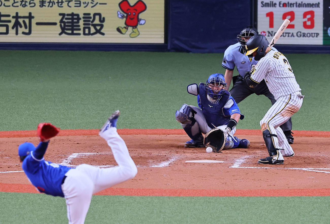阪神対中日　8回裏阪神2死満塁、大山は押し出し四球を選ぶ。投手は清水（撮影・上田博志）