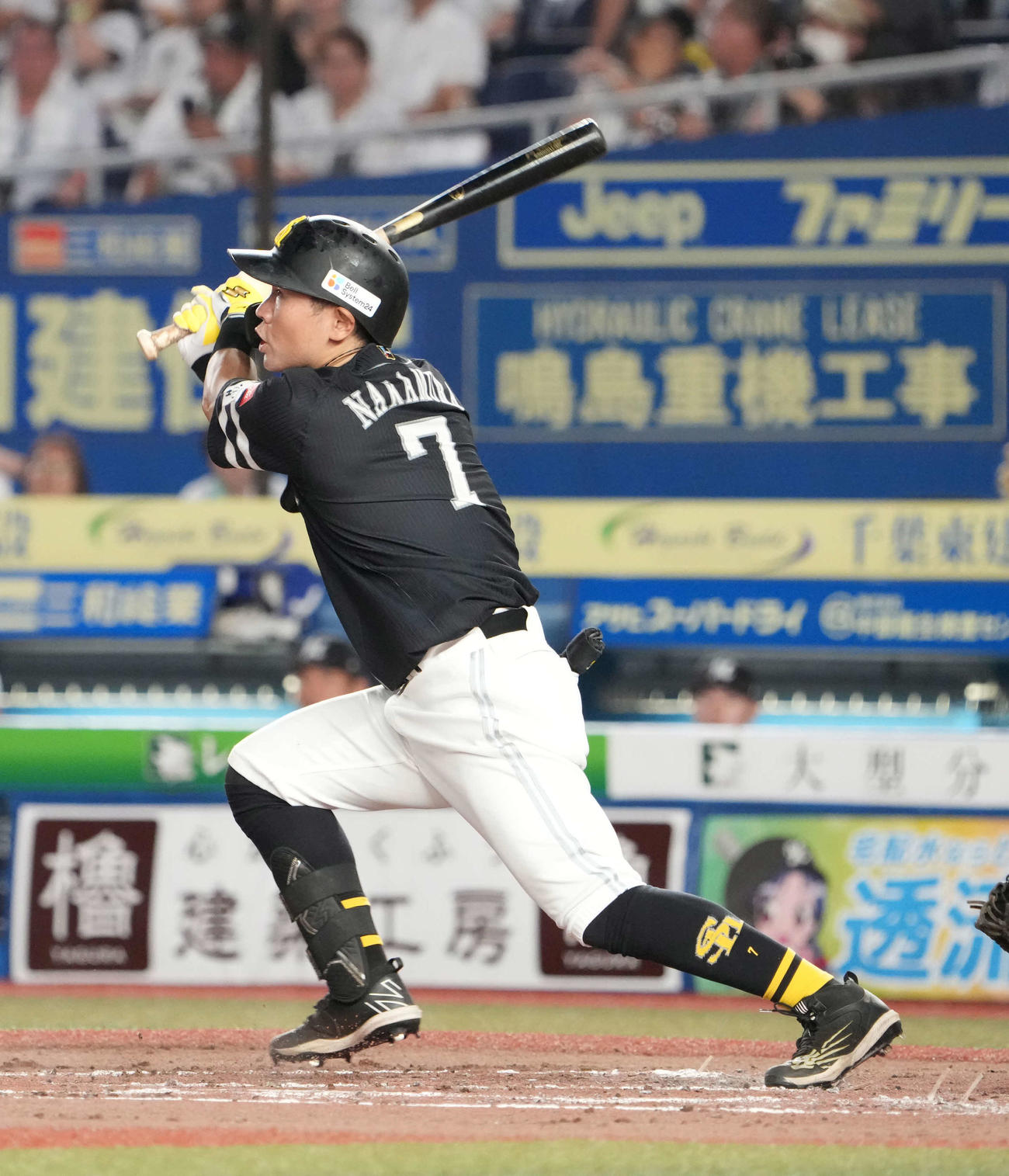 ロッテ対ソフトバンク、4回表ソフトバンク2死二、三塁、中村晃は右中間越えに逆転の3点本塁打を放つ（撮影・小沢裕）