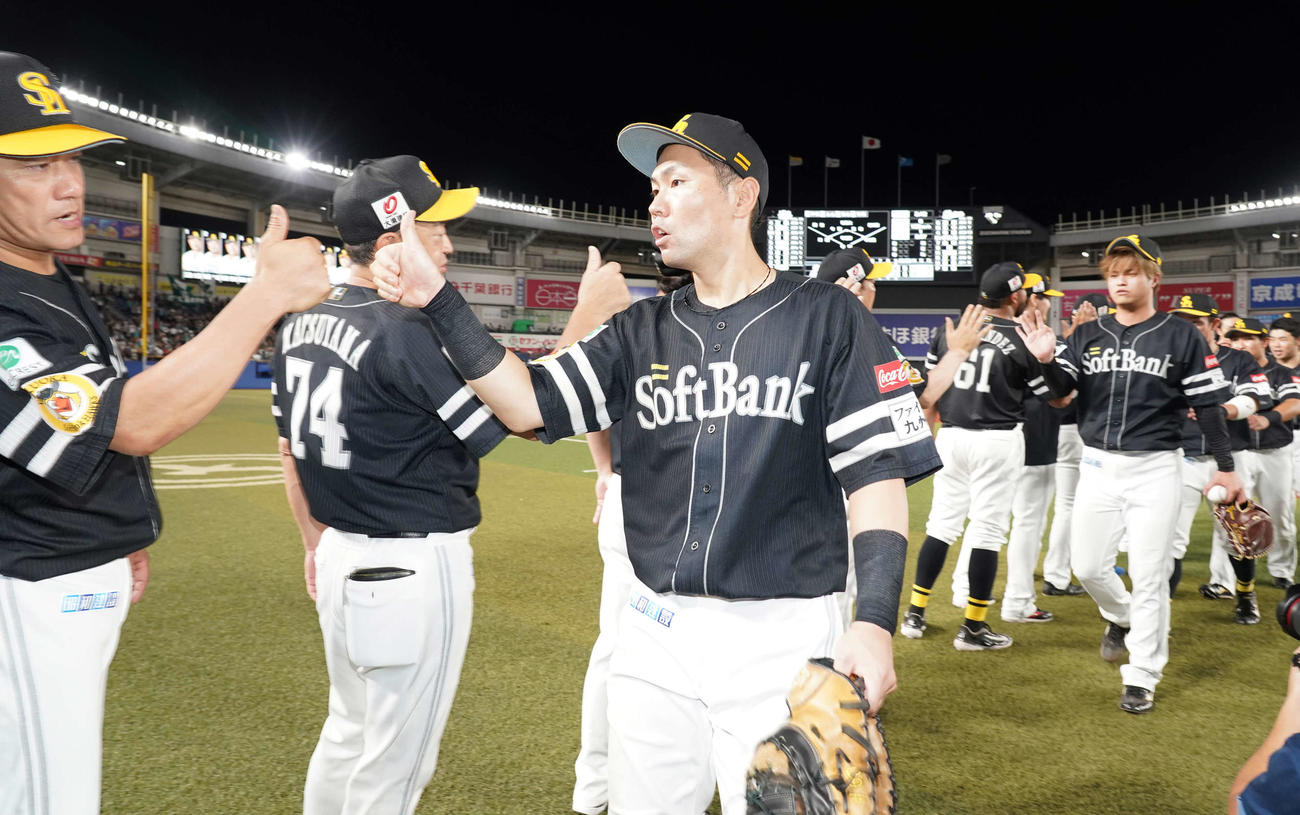 ロッテ対ソフトバンク、勝利に沸く中村晃（中央）らソフトバンクナイン（撮影・小沢裕）