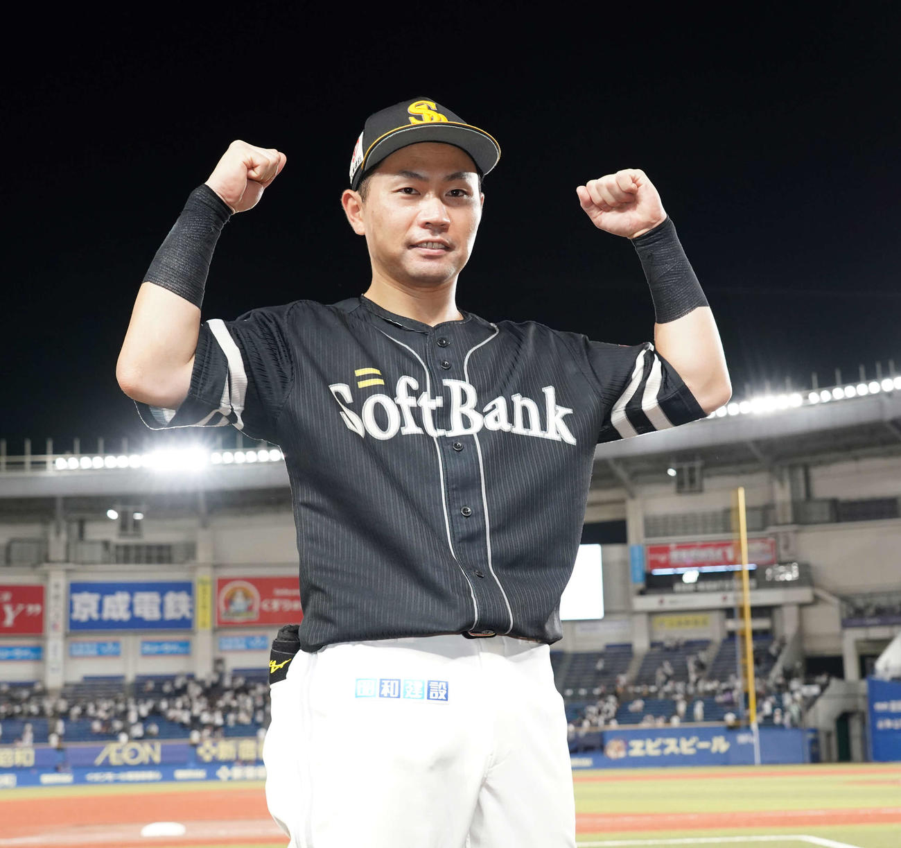 ロッテ対ソフトバンク、4安打で勝利に貢献しガッツポーズするソフトバンク中村（撮影・小沢裕）