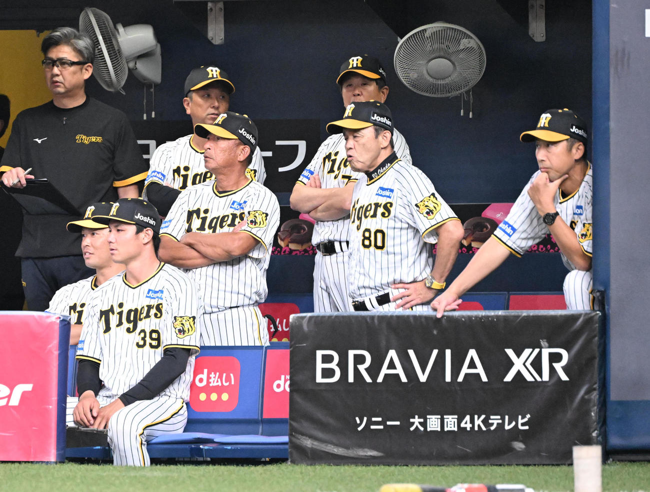 阪神対中日　1回裏阪神1死一塁、木浪の打球で坂本が二封され、釈然としない様子のベンチの岡田監督ら（撮影・和賀正仁）