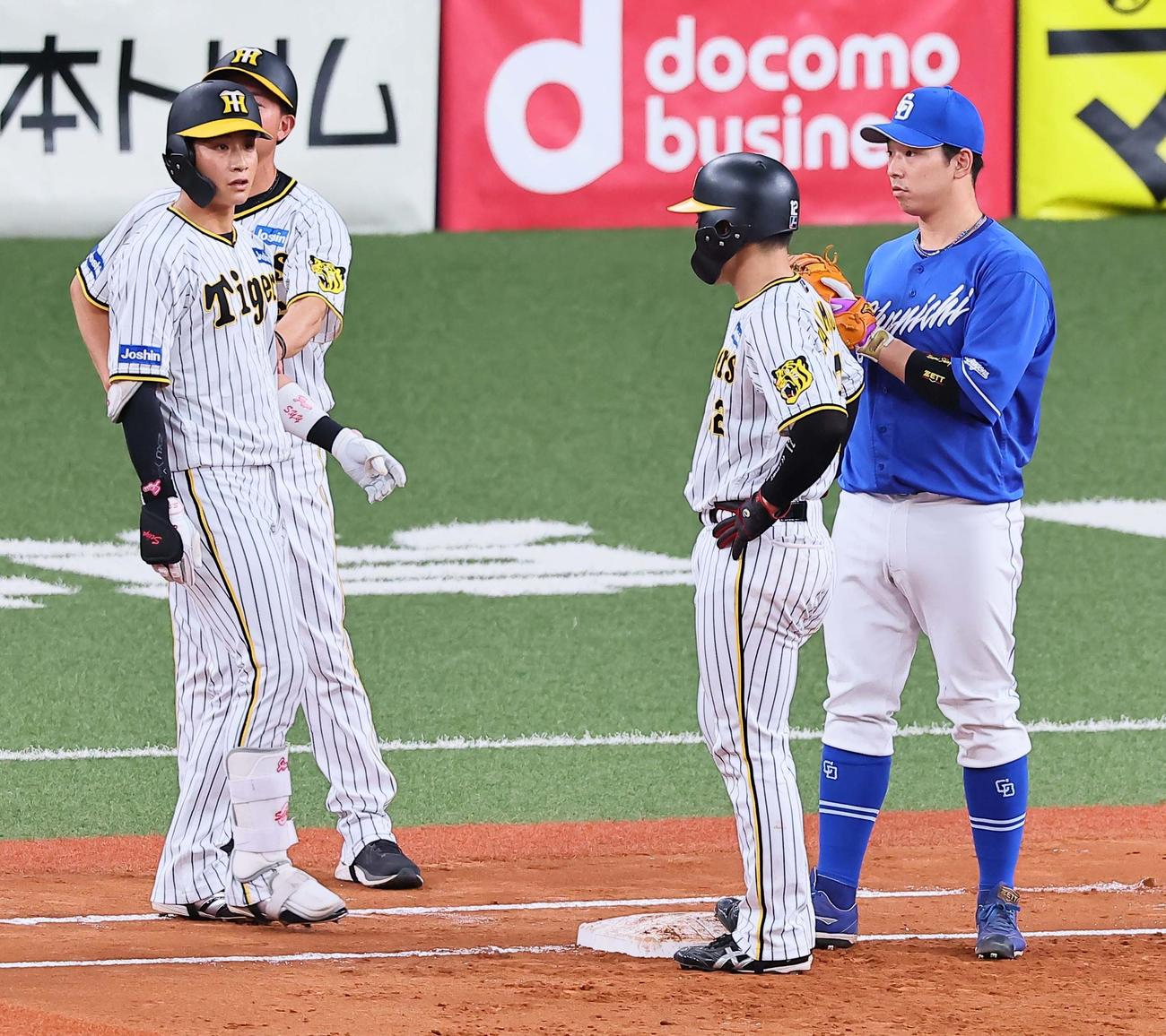 阪神対中日　2回裏阪神1死一塁、木浪（左）は中ゴロに倒れる。一塁走者坂本（中央）は宇佐見にタッチされアウトになる（撮影・上田博志）