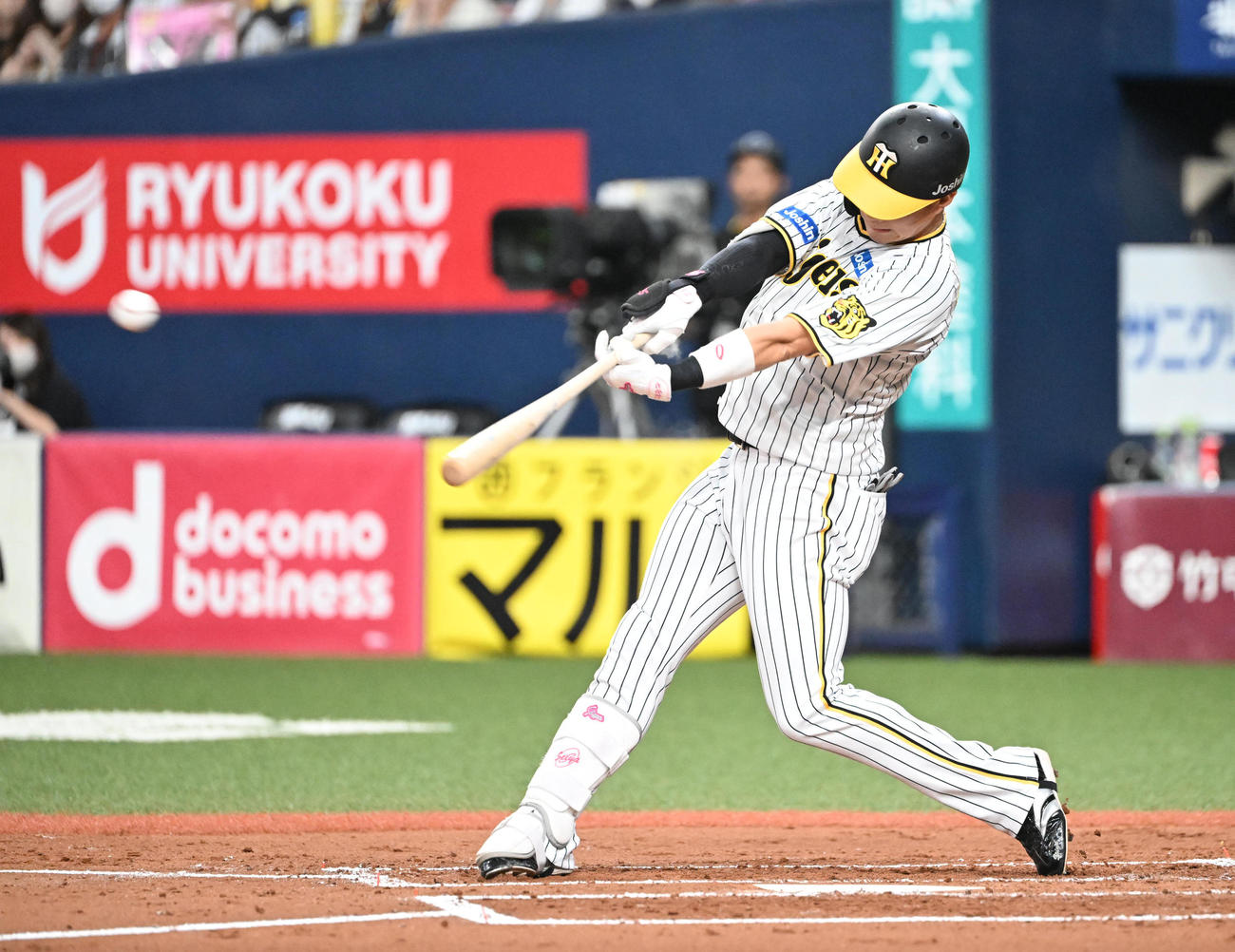 阪神対中日　1回裏阪神1死一塁、中ゴロに終わる木浪（撮影・和賀正仁）