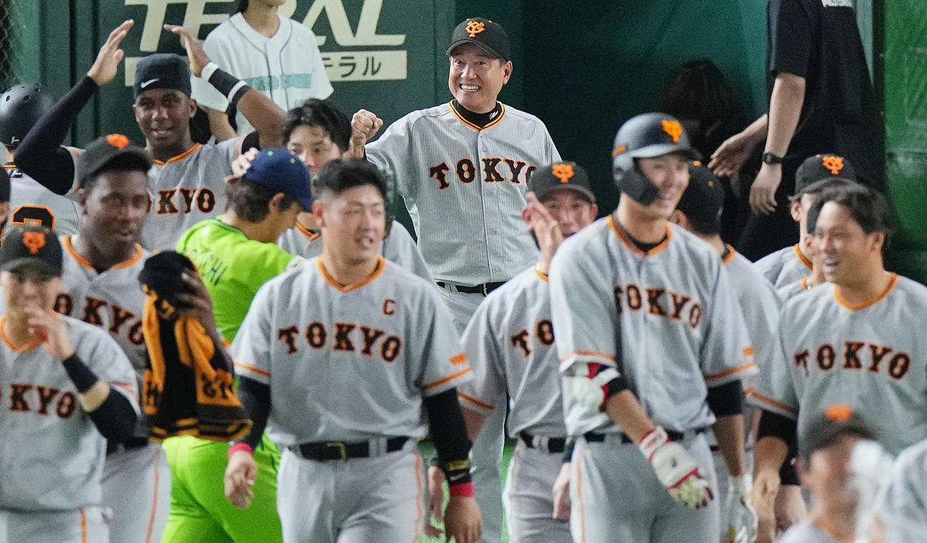 巨人対ヤクルト　ヤクルトにサヨナラ勝ちで笑顔を見せる巨人原監督（中央）(撮影・垰建太）
