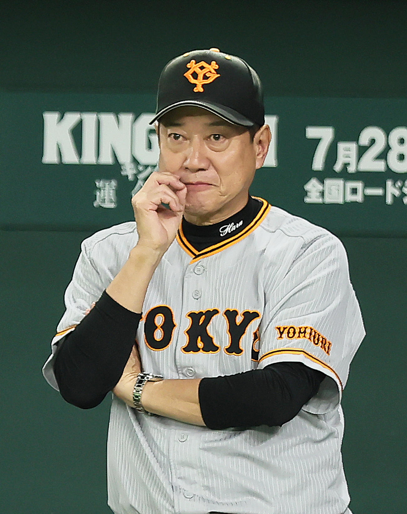 巨人対ヤクルト　ベンチで考え込む巨人原監督（撮影・足立雅史）