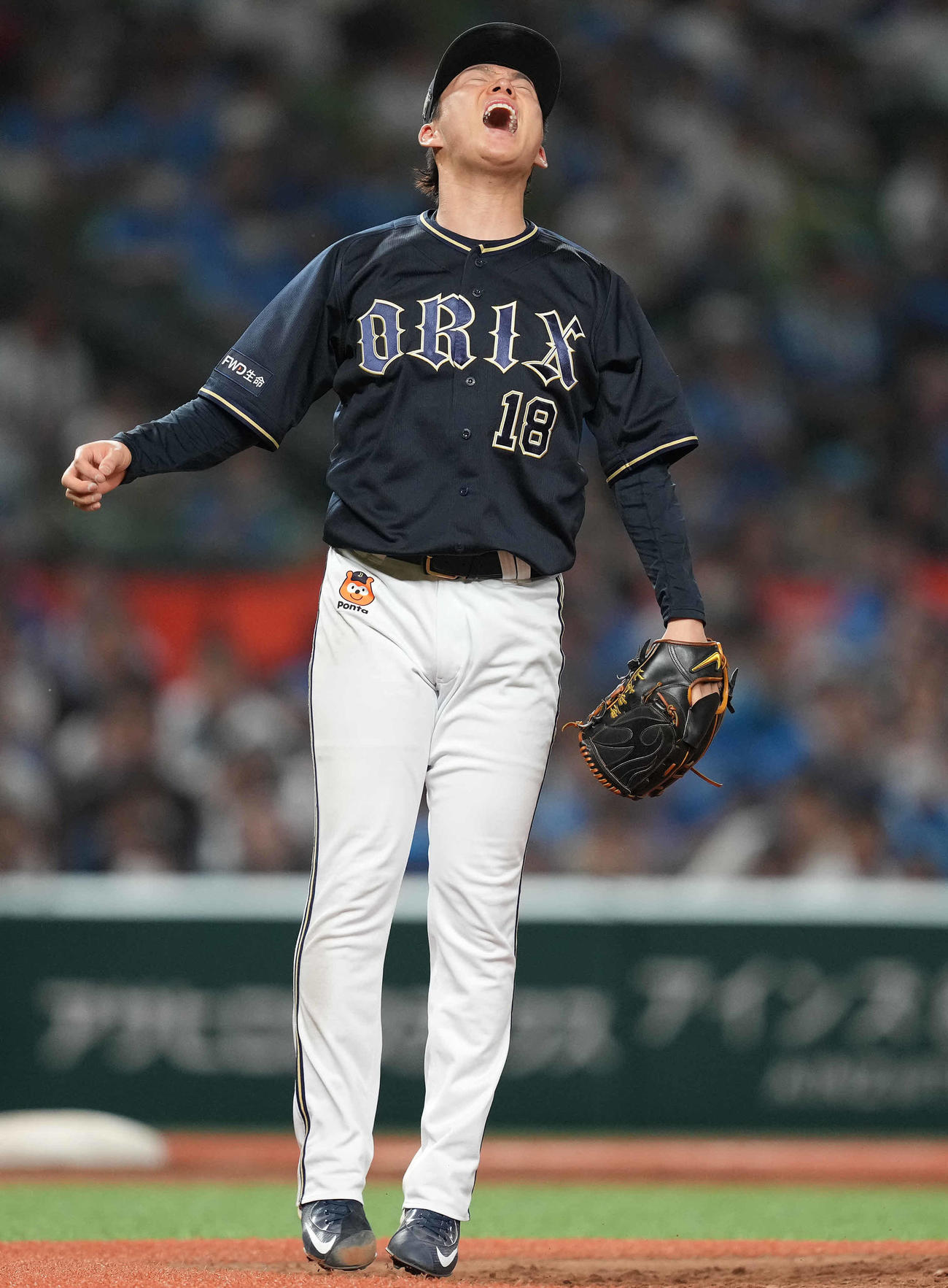 西武対オリックス　7回裏西武無死、マキノンに四球を与え悔しがる山本（撮影・鈴木みどり）