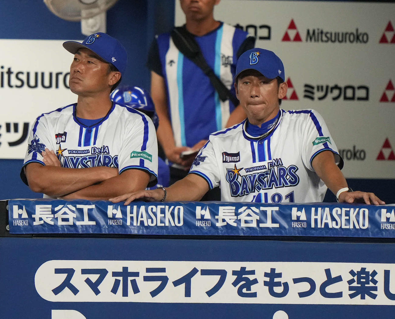 DeNA対広島　9回裏、厳しい表情の三浦監督（右）（撮影・狩俣裕三）