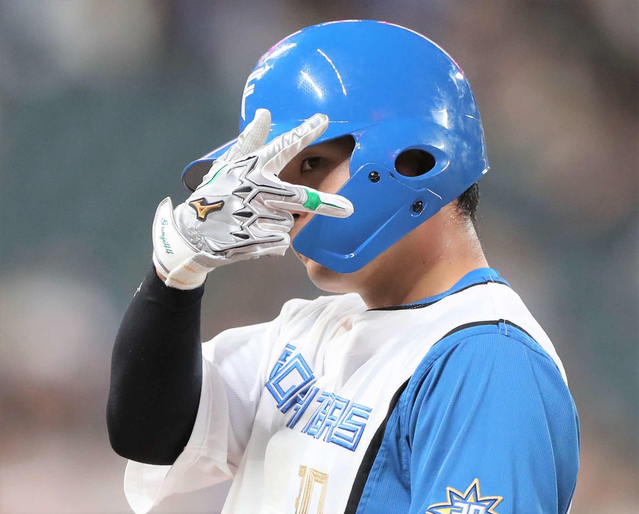 日本ハム対楽天　3回裏日本ハム2死満塁、右前2点適時打を放ちポーズをとる郡司（撮影・黒川智章）