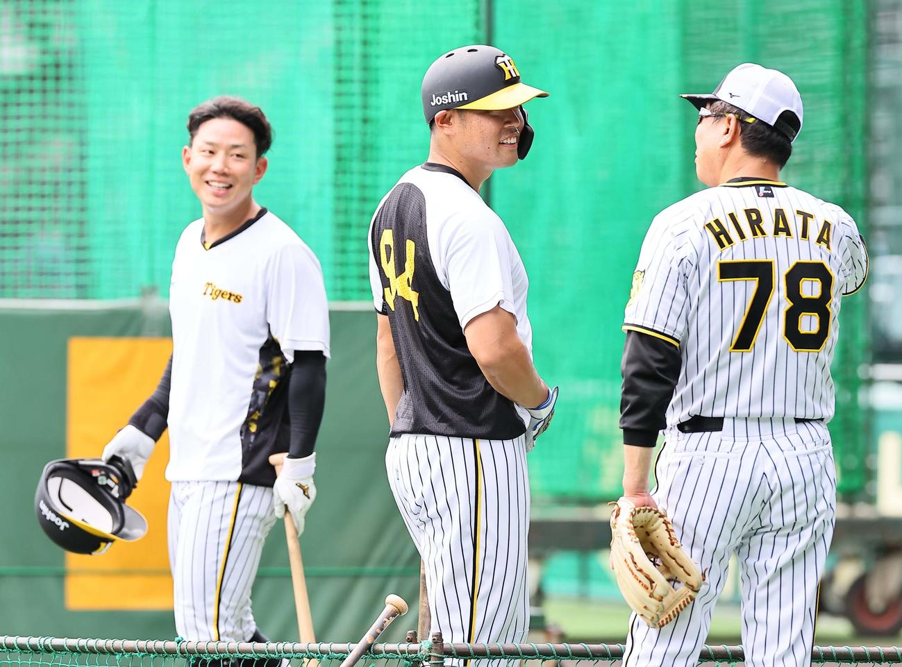 平田ヘッドコーチ（右）と談笑する原口（中央）と糸原（撮影・上田博志）