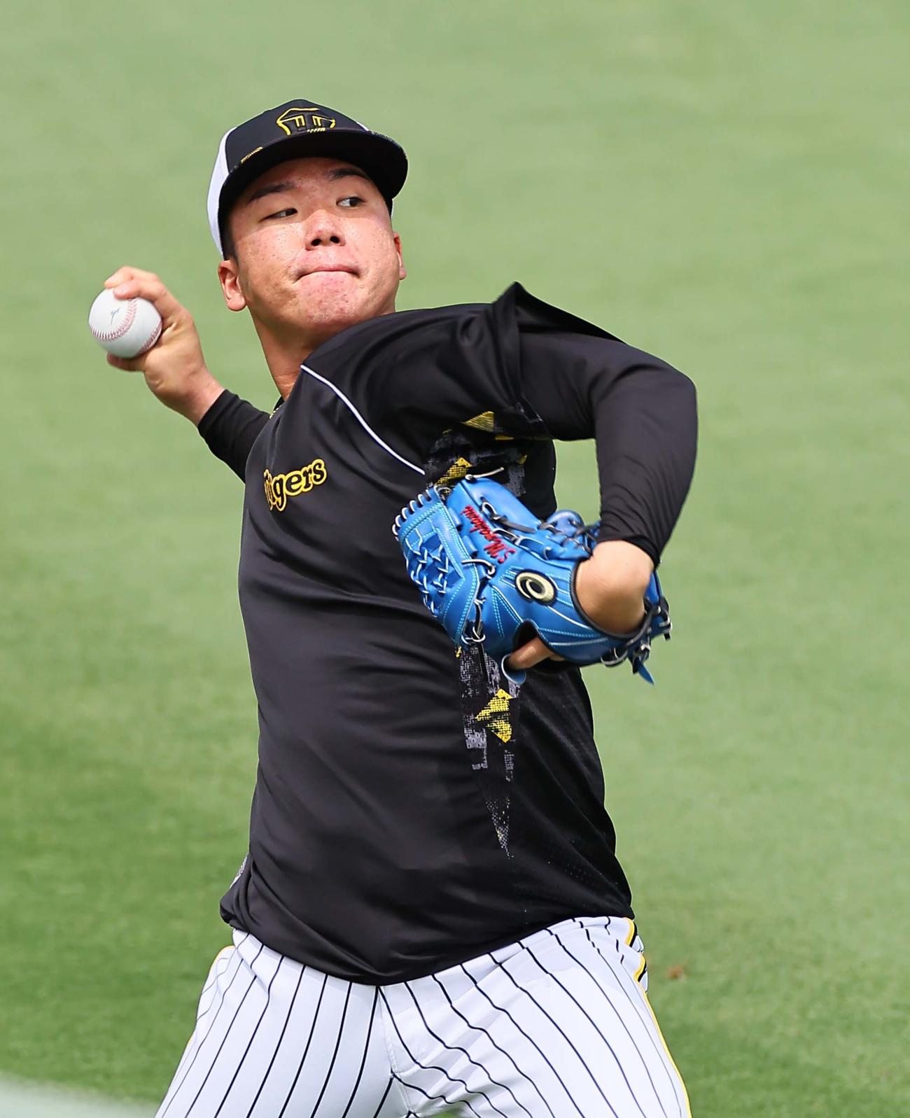 キャッチボールで調整する村上（撮影・上田博志）