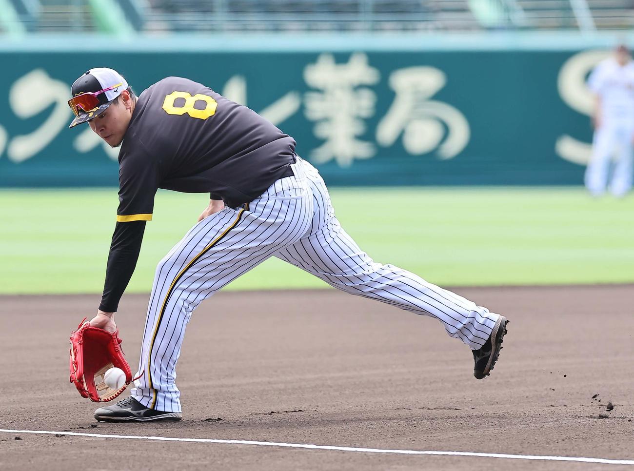 厳しいコースのノックを軽快にさばく佐藤輝（撮影・上田博志）