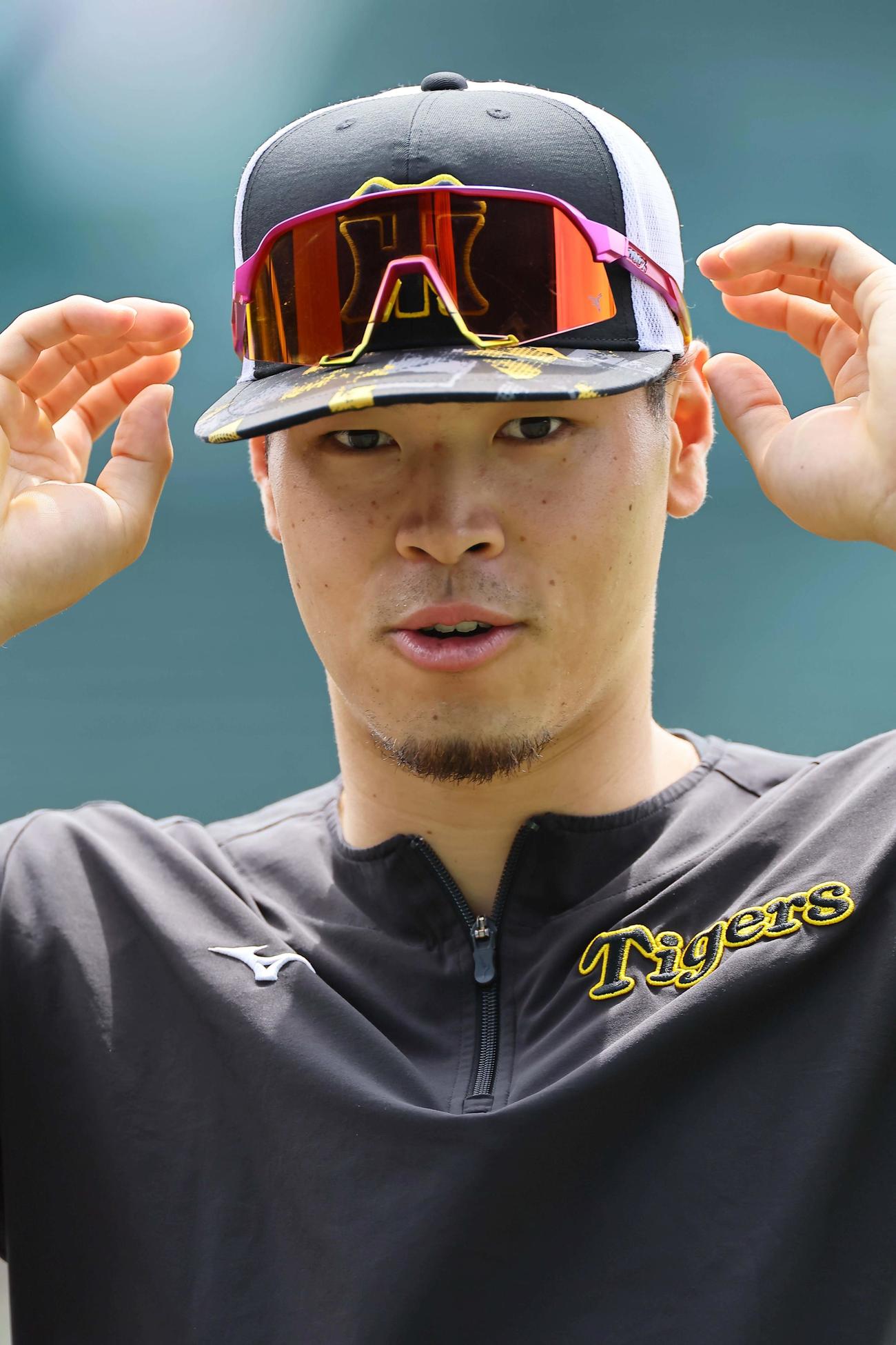 甲子園球場で練習をする佐藤輝（撮影・上田博志）
