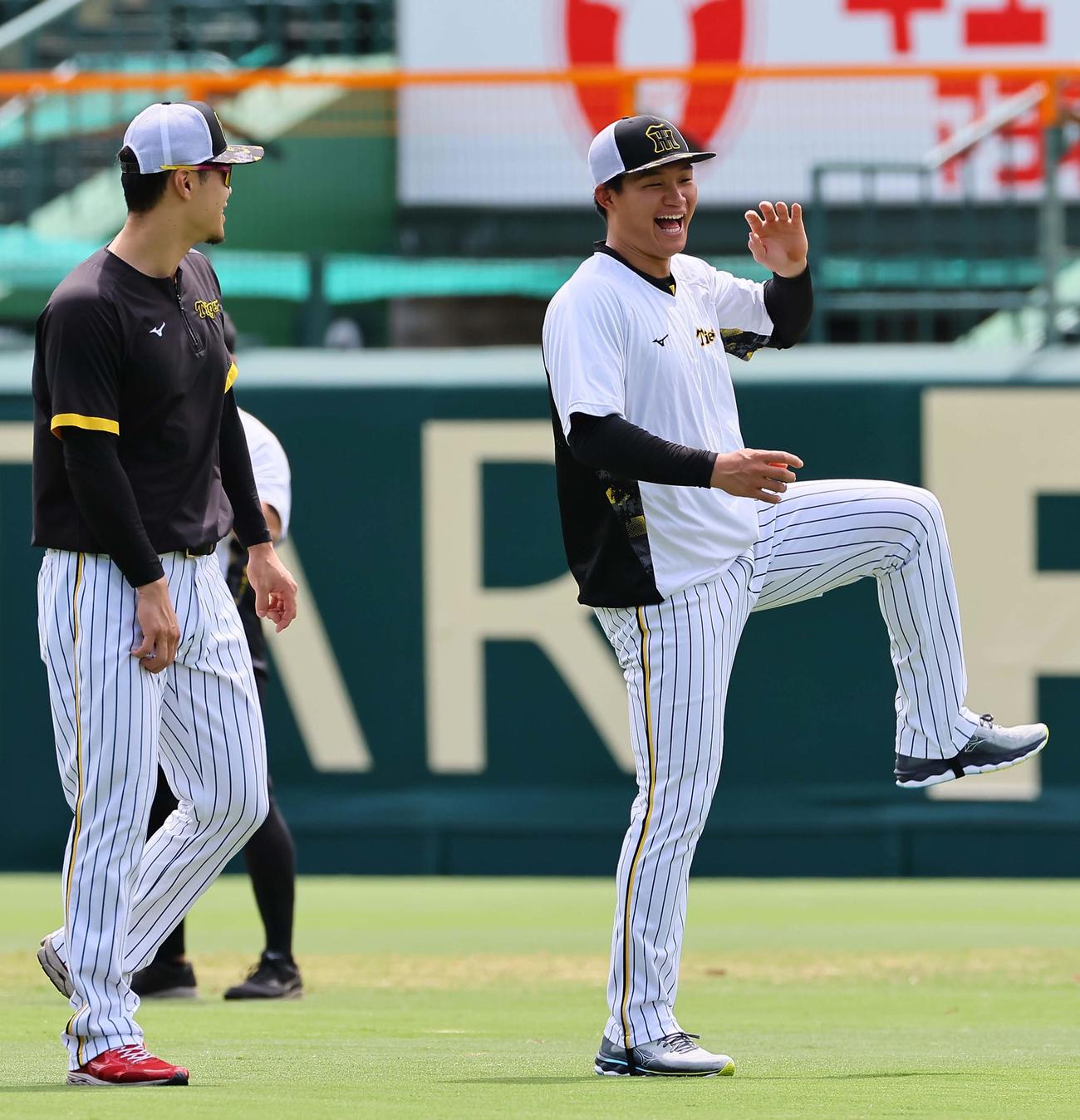 佐藤輝（左）と談笑する森下（撮影・上田博志）