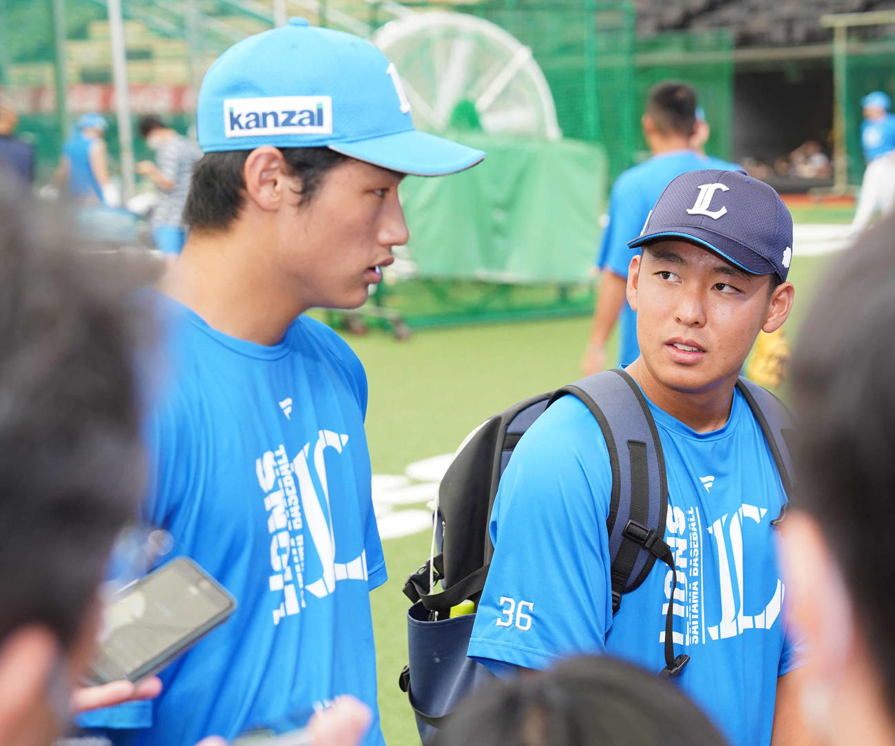 西武対オリックス　1軍練習に参加し、囲み取材に応じる西武山田（右）と羽田（撮影・鈴木みどり）