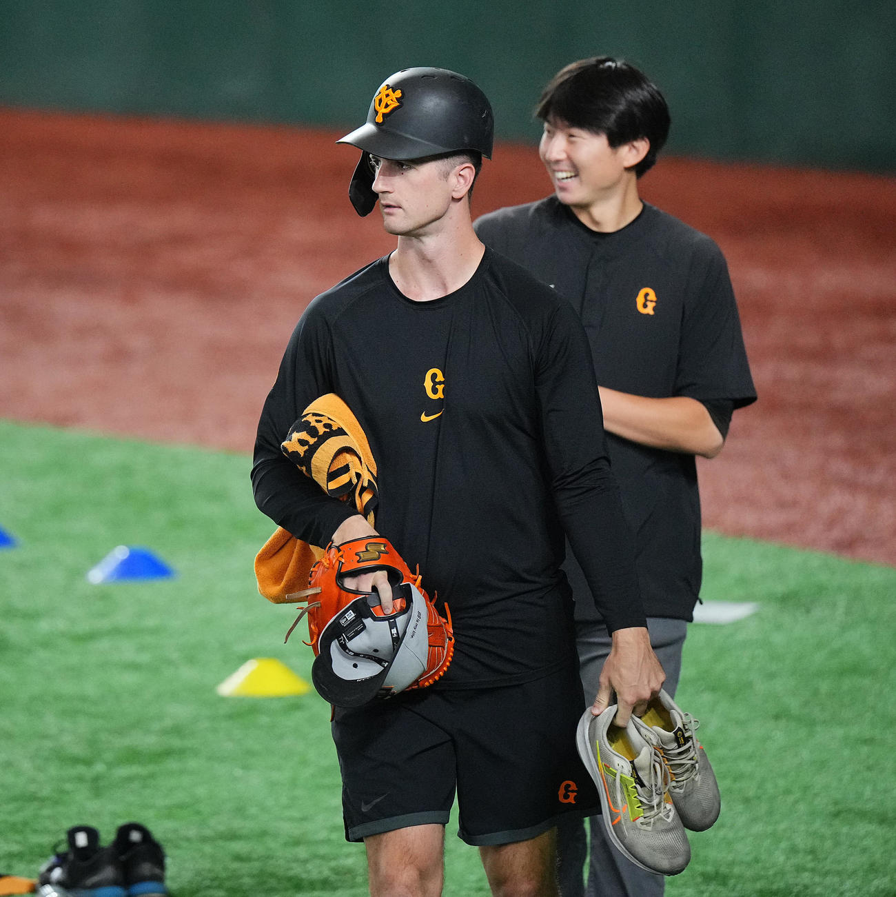 巨人対ヤクルト　試合前練習を終えヘルメットをかぶって引き揚げる巨人グリフィン（撮影・垰建太）