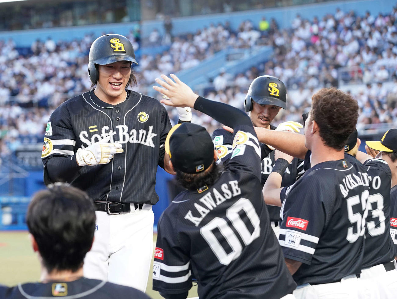 ロッテ対ソフトバンク、1回表ソフトバンク無死一、二塁、柳田（左）は右越えに先制3点本塁打を放ちベンチのナインの祝福を受ける（撮影・小沢裕）