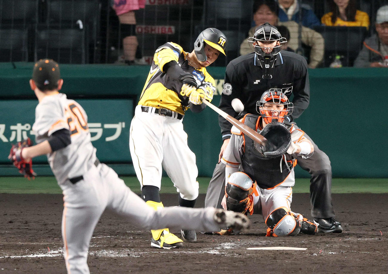 2023年4月26日、阪神対巨人　5回裏阪神無死、佐藤輝は右越え本塁打を放つ。投手戸郷