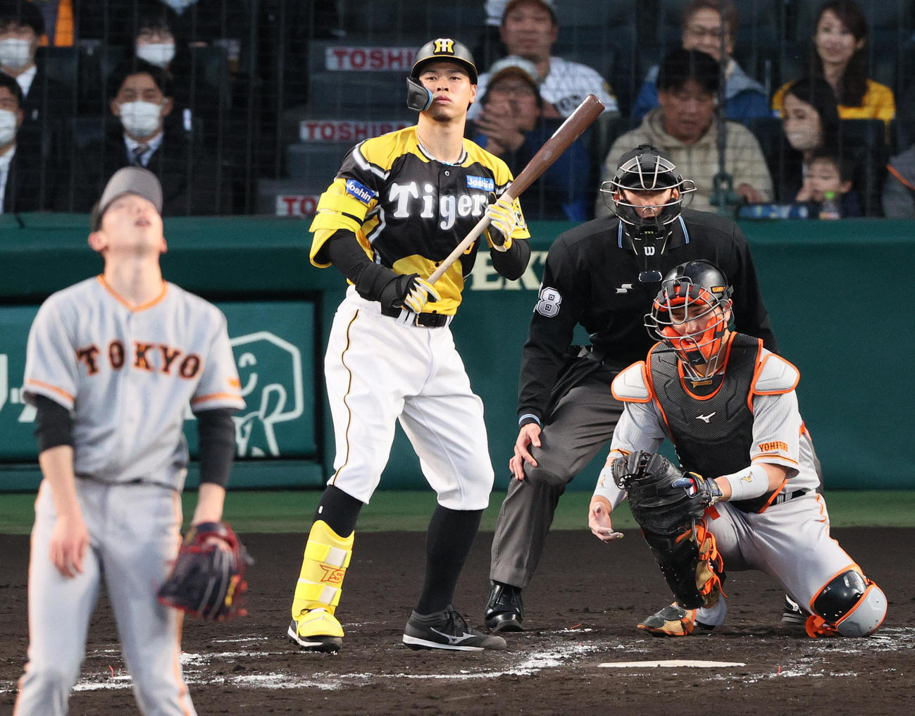 2023年4月26日、阪神対巨人　2回裏阪神2死、四球を選ぶ佐藤輝。投手戸郷