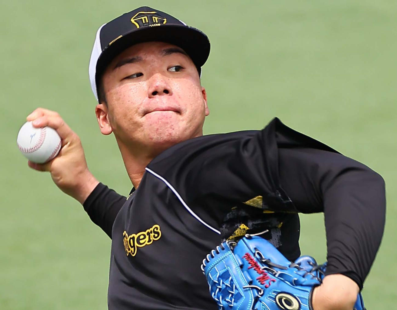 キャッチボールで調整する村上（撮影・上田博志）