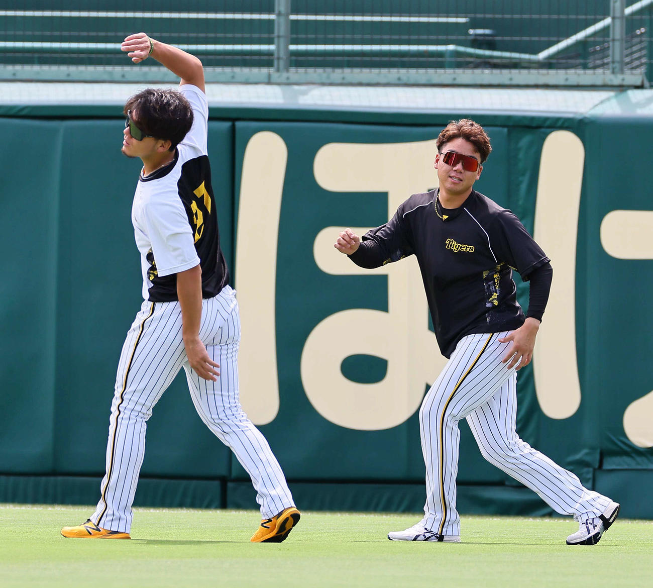 ウオーミングアップをする伊藤将（左）と村上（撮影・上田博志）