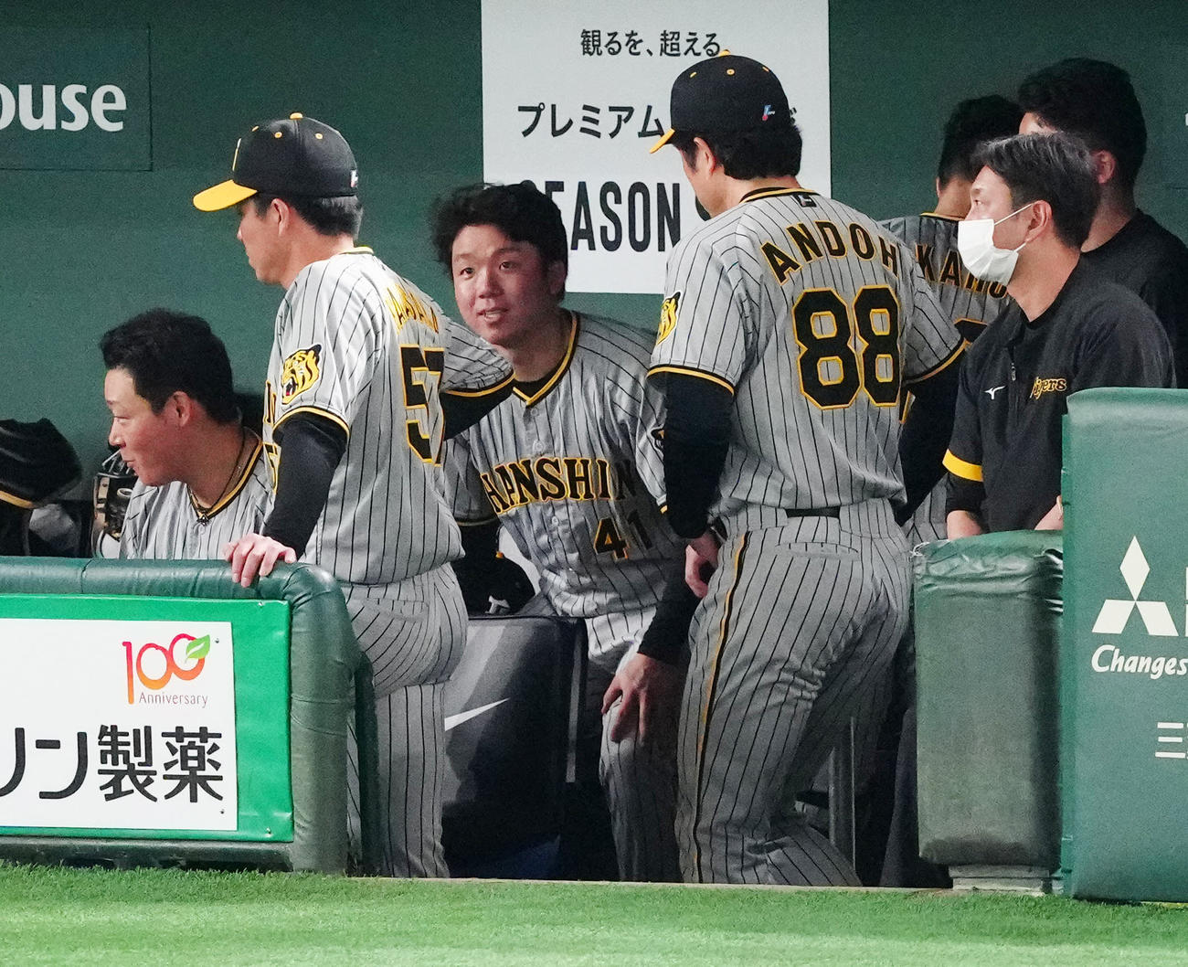 4月12日巨人戦の8回表、完全投球の阪神村上頌樹（中央）は代打を送られる