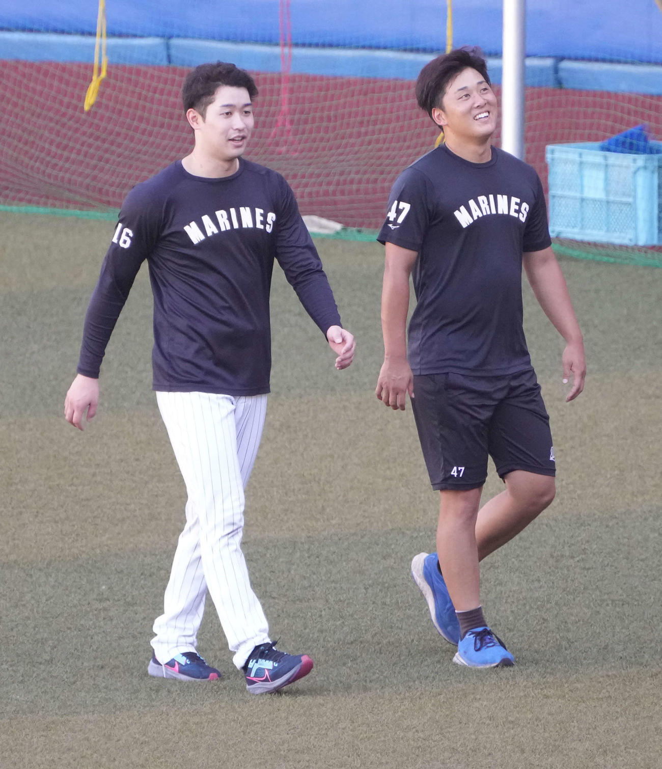 ロッテ対ソフトバンク、試合前練習に臨むロッテ種市篤暉。右は鈴木（撮影・小沢裕）