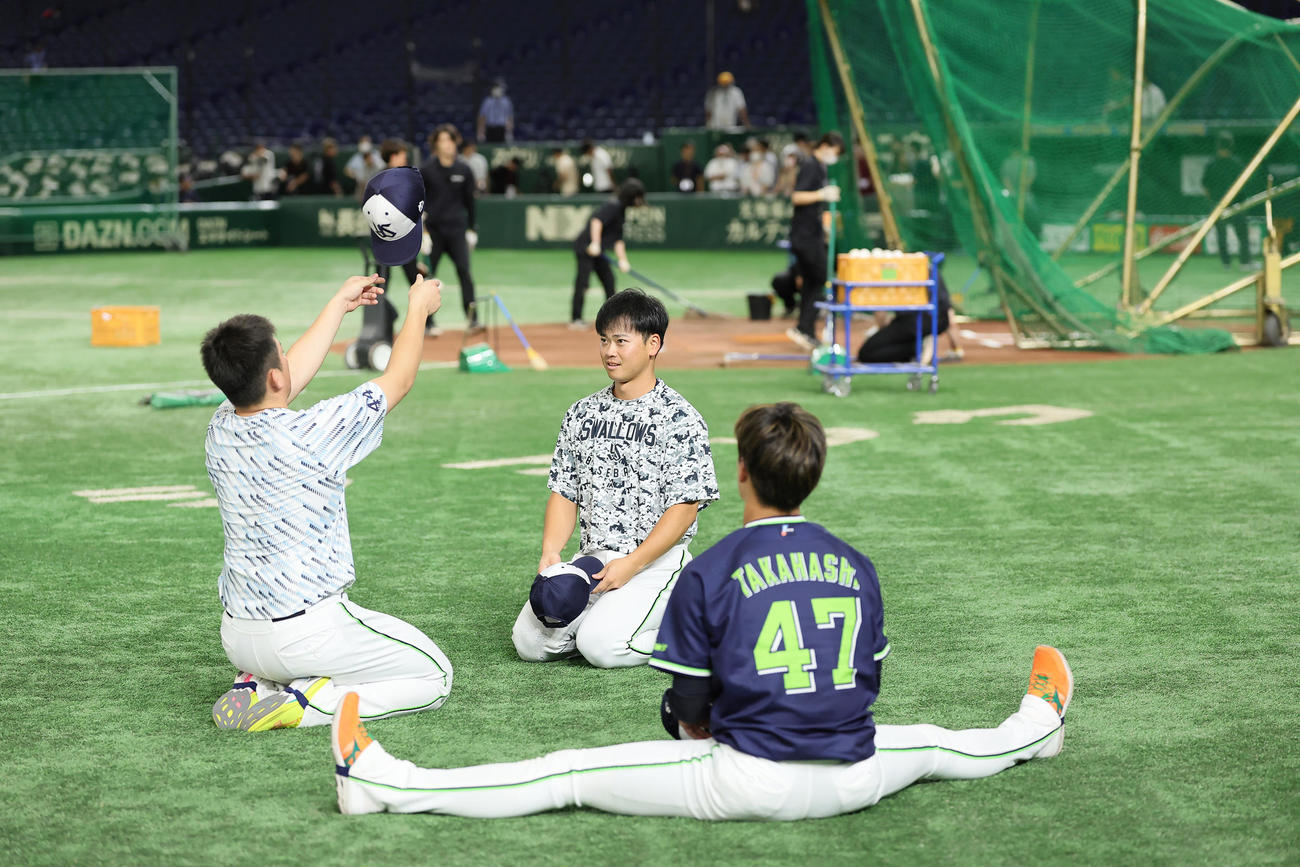 練習中、空中くるりんぱに成功するヤクルトの大西（左）と丸山和（中央）。右は高橋（撮影・足立雅史）