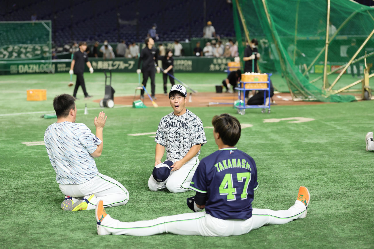 練習中、空中くるりんぱに成功するヤクルトの大西（左）と丸山和（中央）。右は高橋（撮影・足立雅史）