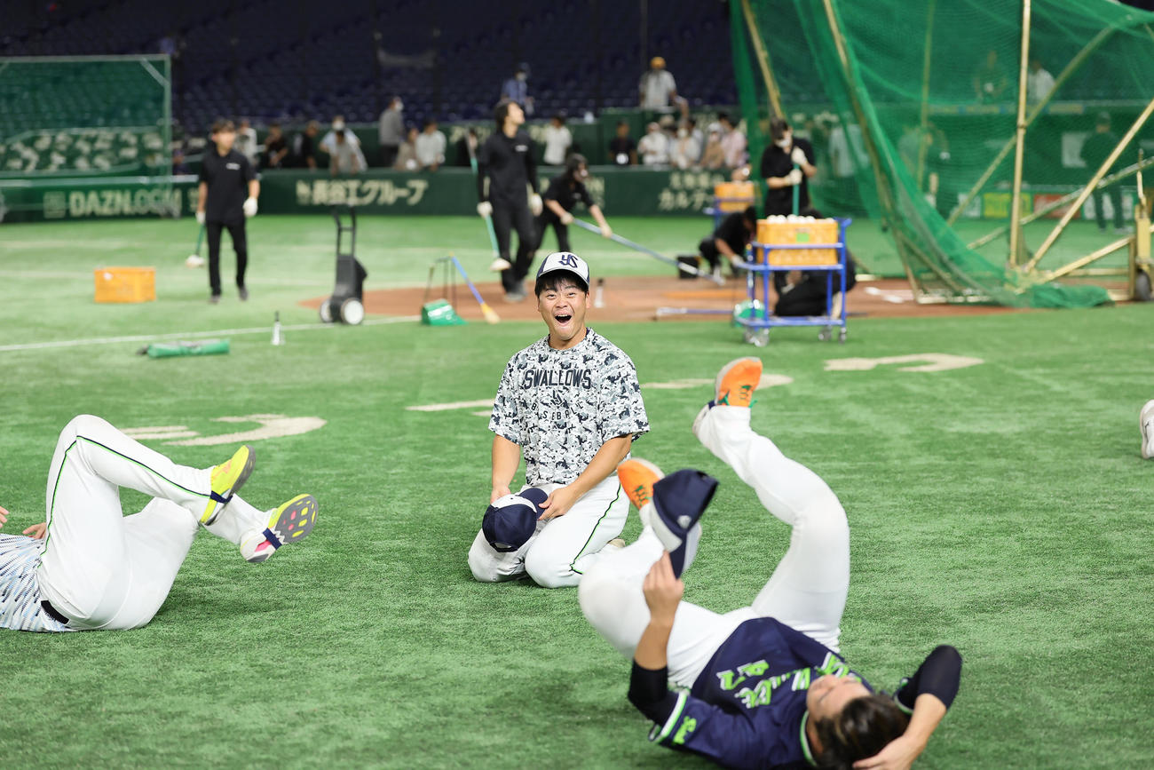 練習中、空中くるりんぱに成功するヤクルトの大西（左）と丸山和（中央）。右は高橋（撮影・足立雅史）