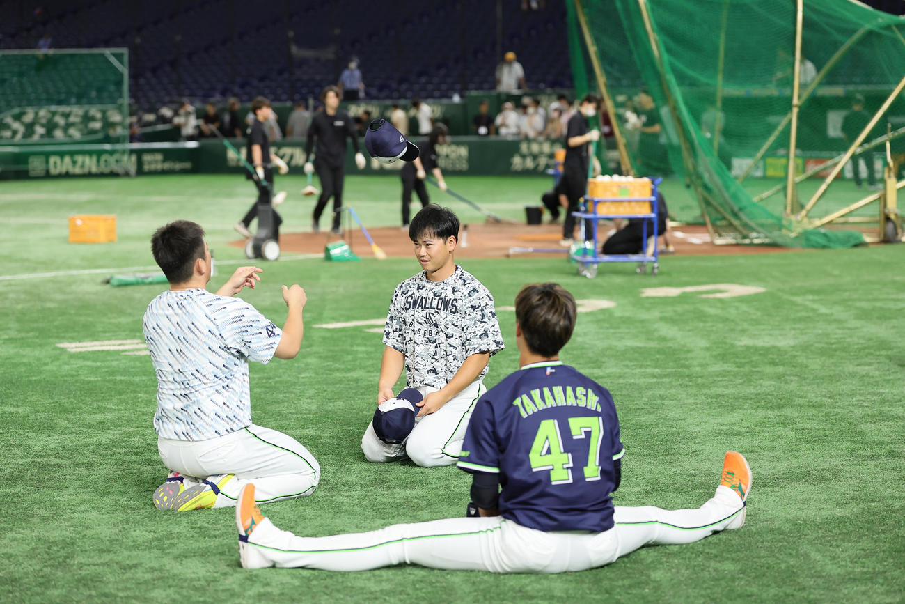 練習中、空中くるりんぱに成功するヤクルトの大西（左）と丸山和（中央）。右は高橋（撮影・足立雅史）