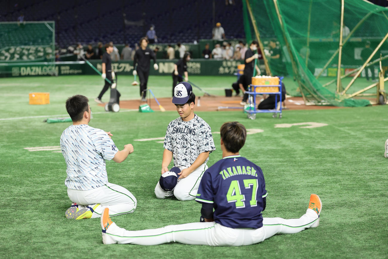 練習中、空中くるりんぱに成功するヤクルトの大西（左）と丸山和（中央）。右は高橋（撮影・足立雅史）