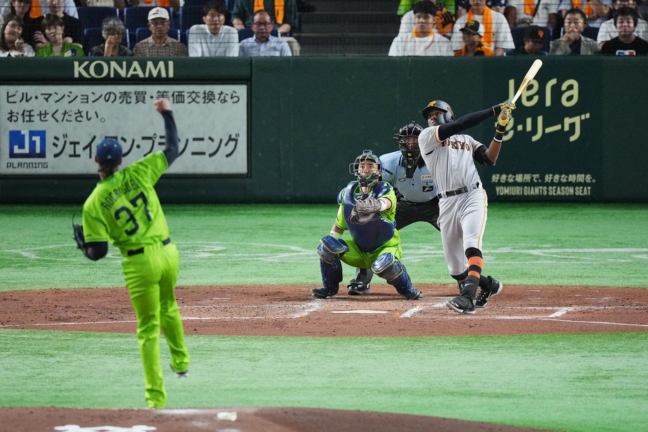 巨人対ヤクルト　2回裏巨人1死、先制の右越えソロ本塁打を放つブリンソン。投手ロドリゲス（撮影・垰建太）
