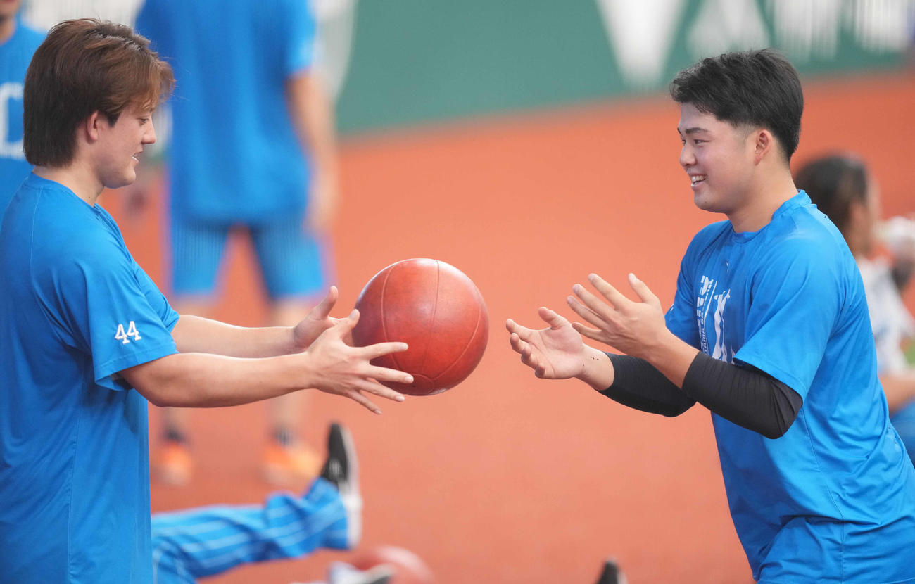 西武対オリックス　試合前練習で汗を流す西武豆田。左は与座（撮影・鈴木みどり）