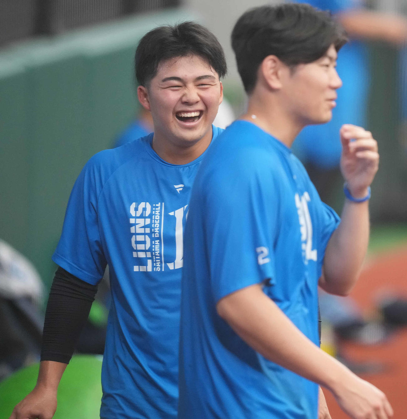 西武対オリックス　試合前練習で笑顔の西武豆田（左）（撮影・鈴木みどり）